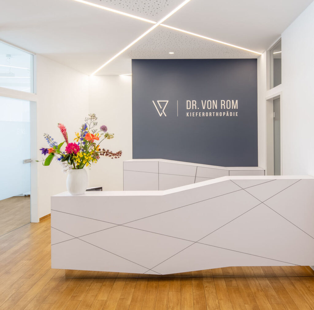 Kieferorthopäde Dr. von Rom in München-Unterföhring - Praxis Eingangsbereich