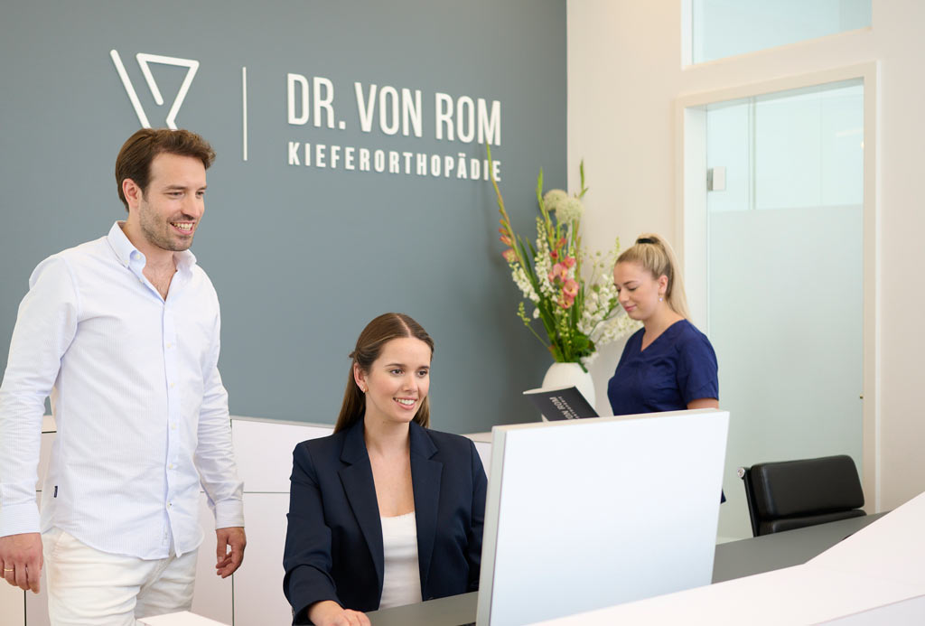 Praxis-Empfang - Kieferorthopädie in München-Unterföhring